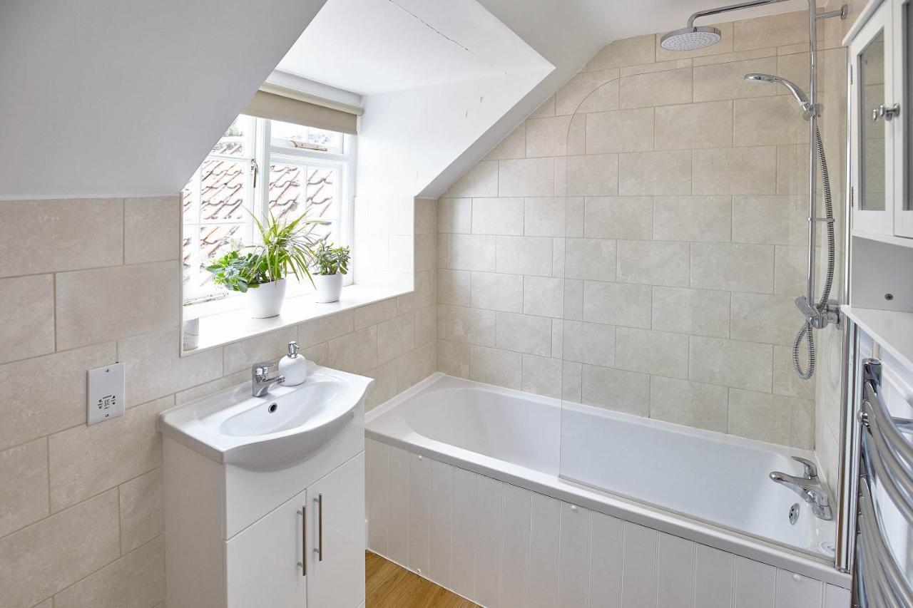 Host & - Buckingham Square Holiday home *