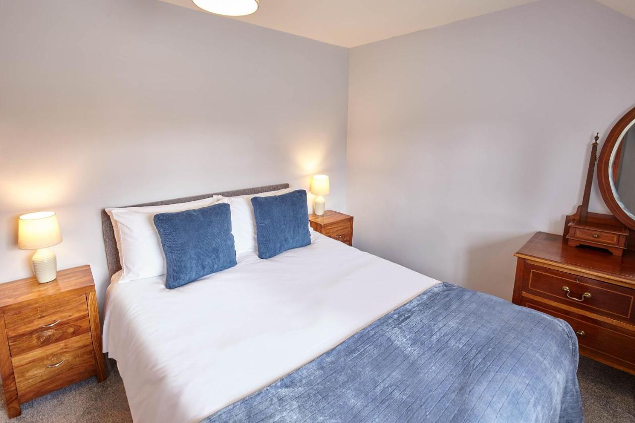 Host & - Buckingham Square