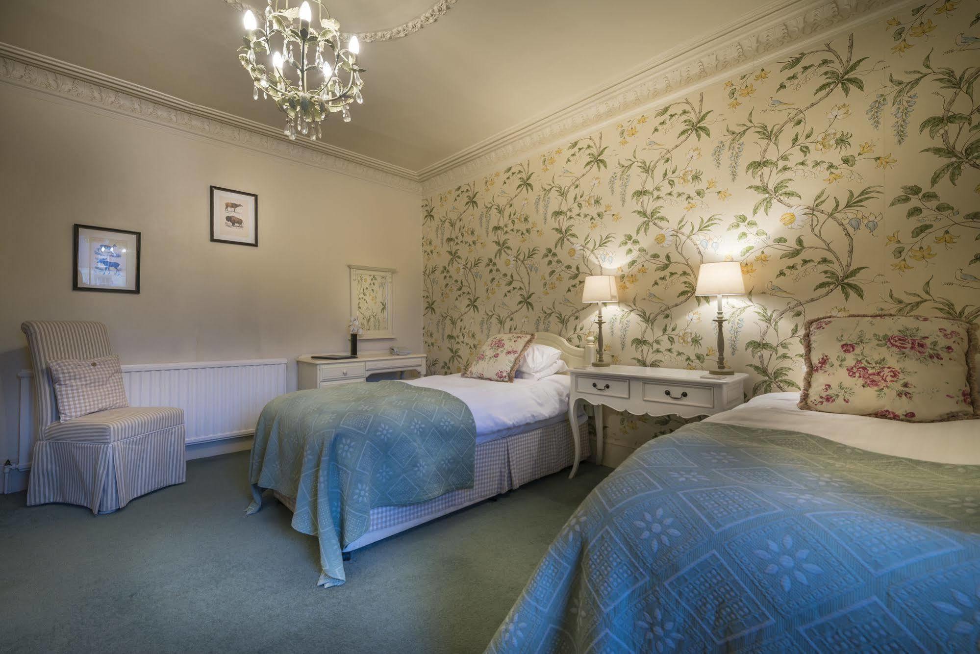 Hotel The Feathers